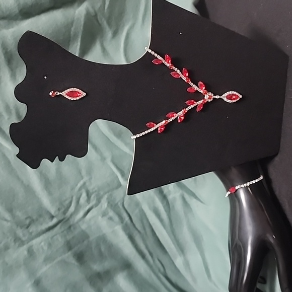 V-Shaped Rhinestone set Red - Picture 3 of 3